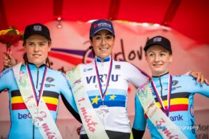 Přečtete si více ze článku Julie Van de Velde: Belgická bojovnice, která zanechala stříbrnou stopu na Gracii! ??